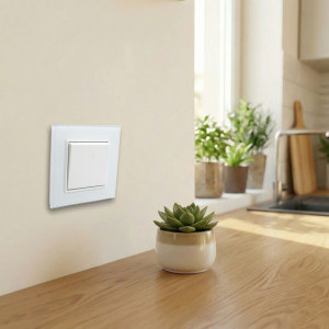 Intrerupator Simplu Alb cu Rama din Sticla